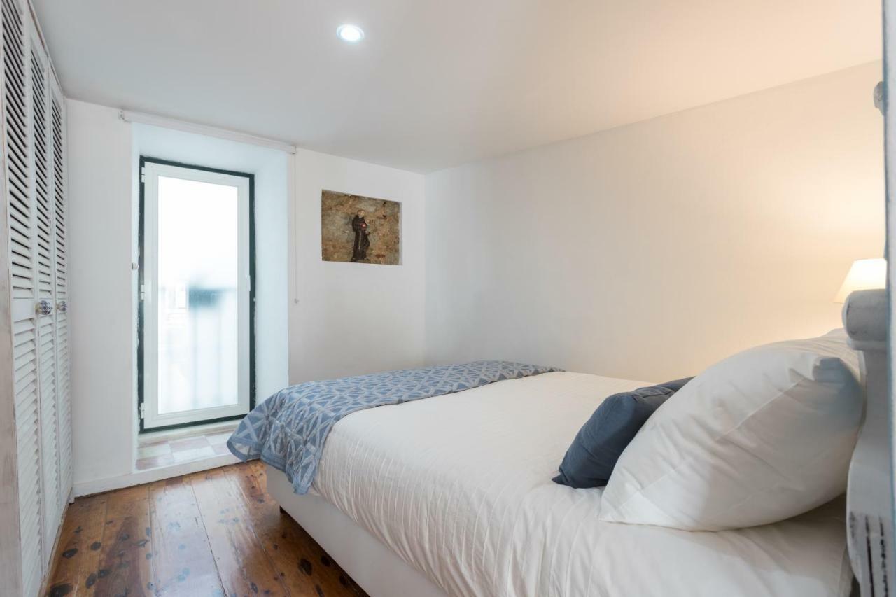 Charming Apartment Travessa Do Alcaide Lisbon Bagian luar foto